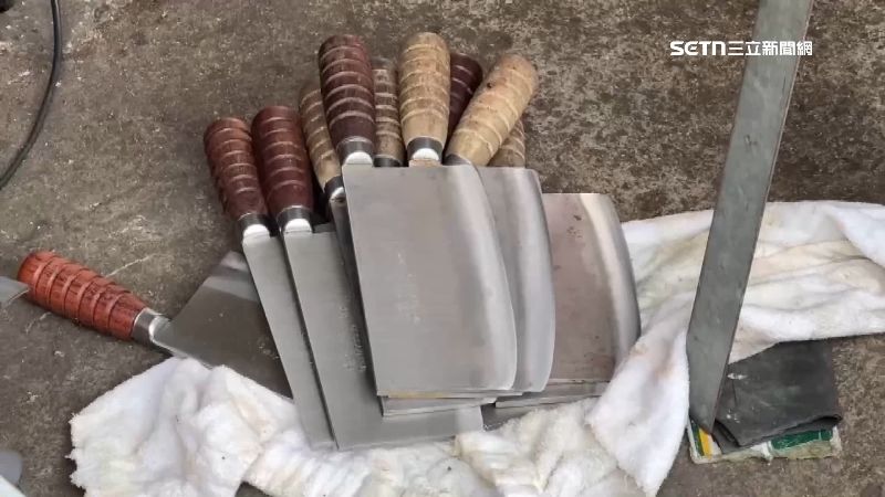 還有數把刀在等待磨製