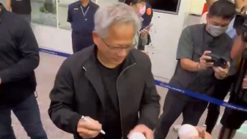 AI教父黃仁勳走到哪吃到哪,今天他在台南又品嚐了不少台灣懷舊滋味。(圖/讀者提供)