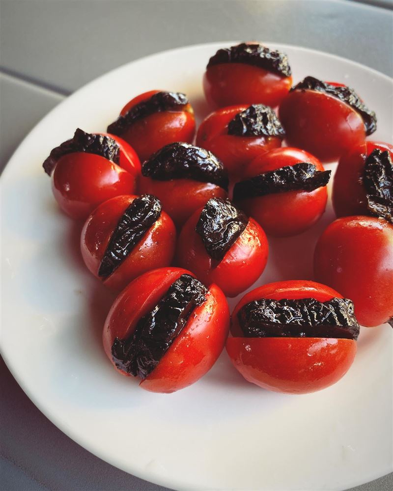 AI教父黃仁勳走到哪吃到哪,今天他在台南又品嚐了不少台灣懷舊滋味。黃仁勳去台南知名老字號莉莉水果店品嚐他的最愛:蕃茄拼盤。(圖/翻攝自莉莉水果店品)