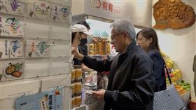 AI教父黃仁勳走到哪吃到哪，今天他在台南又品嚐了不少台灣懷舊滋味。黃仁勳去台南知名老字號莉莉水果店品嚐他的最愛：蕃茄拼盤。（圖／翻攝自莉莉水果店品）