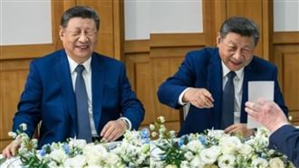 白宮公布釜山峰會上中國領導人習近平（左）笑瞇了眼的照片。（圖取自白宮網頁whitehouse.gov）