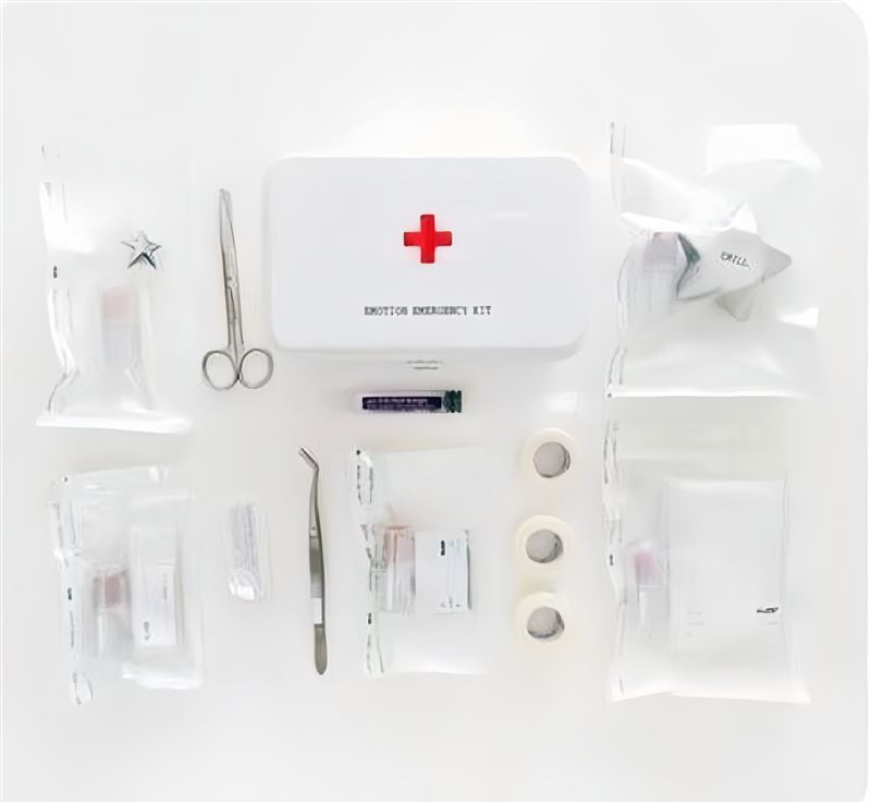 SOMI所創立美妝品牌設計出包，違法使用紅色十字符號遭警方調查。（圖／翻攝自IG @somsomi0309）