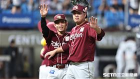 亞洲職棒交流賽，樂天金鷲內野手陽柏翔、宋家豪和球迷致意。（圖／記者劉彥池攝影）