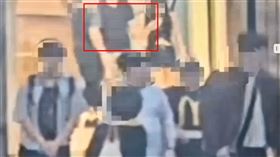 佐佐木昨天再度偷拍女子裙底風光遭逮。（圖／翻攝畫面）