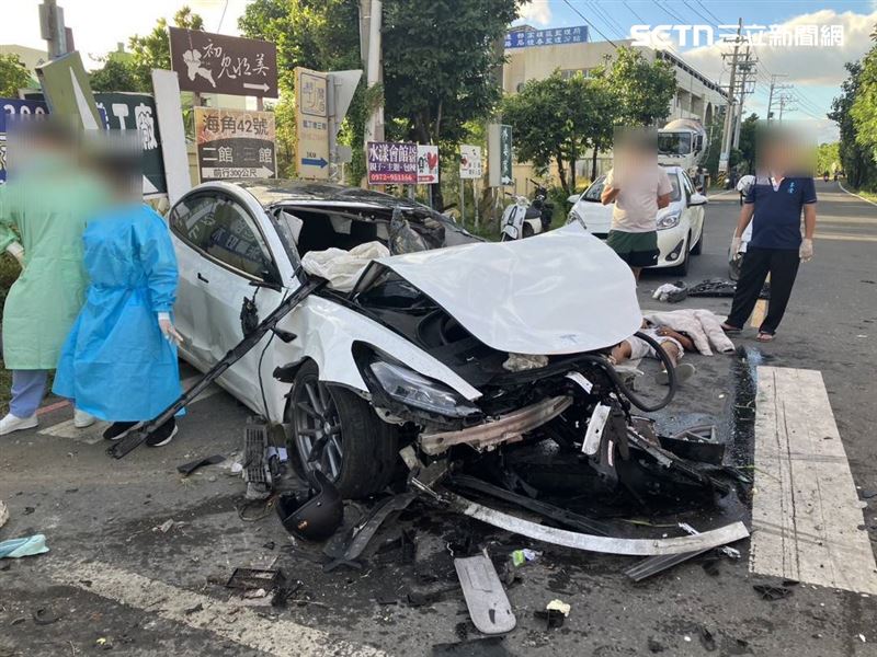 李男駕駛的特斯拉車頭全爛，事發當下他受困車內，脫困時已無呼吸心跳。（圖／翻攝畫面）