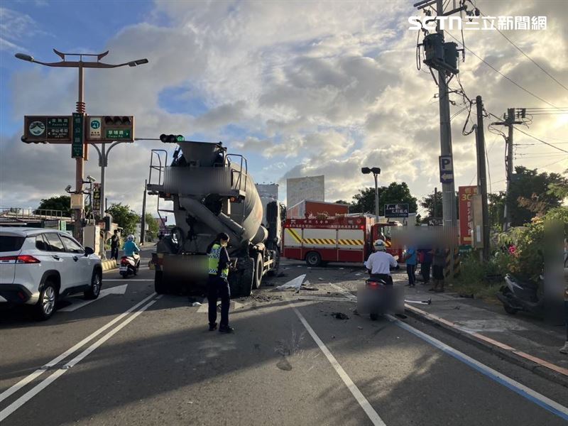 特斯拉如導彈噴撞水泥車，現場一片混亂，整起車禍釀1死7傷。（圖／翻攝畫面）