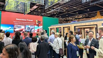 倫敦WTM旅展台灣館人氣旺台灣館在2025倫敦「世界旅遊展會」（WTM）享有高人氣，觀光署駐倫敦辦事處現場簡報，並首度設置由阿里山森林鐵路列車創意轉化而成的洽商包廂。中央社記者陳韻聿倫敦攝　114年11月7日