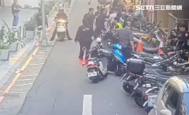 台北中山區爆發街頭鬥毆揮刀砍殺，2人濺血送醫。（圖／翻攝畫面）