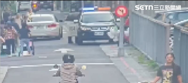 警方趕到現場全數鳥獸散，剩2名遭砍傷的男子遭逮。（圖／翻攝畫面）