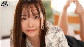 28歲綾瀨琴音擁有H罩杯美胸，之所以會跑來拍A片是因為「離婚」，想要展開新人生。（圖／翻攝自Ｘ）