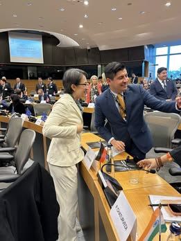 蕭副總統歐洲演說，台下反應熱烈，搶著和她合照。（圖／翻攝范雲臉書）