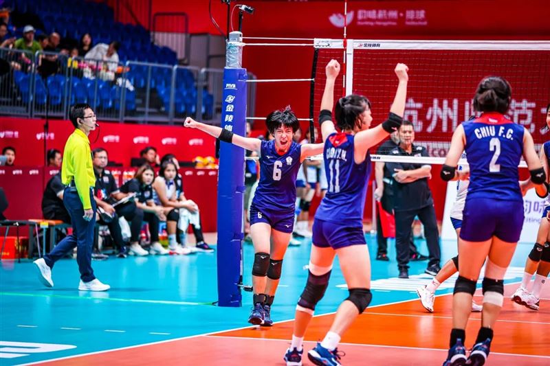 台灣小將扳倒中國晉決賽明拚U16女排亞錦賽隊史首冠。（圖／翻攝自臉書）