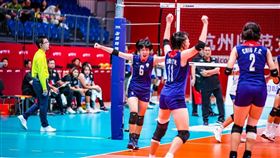 台灣小將扳倒中國晉決賽明拚U16女排亞錦賽隊史首冠。（圖／翻攝自臉書）