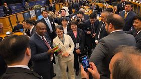 台灣副總統蕭美琴（前中，著白西服者）7日在歐洲議會舉行的對中政策跨國議會聯盟（IPAC）峰會發表演說，身旁為台灣IPAC共同主席范雲（著黑底白條紋西服者），蕭副總統特別感謝IPAC對台灣的支持。(圖/范雲提供)