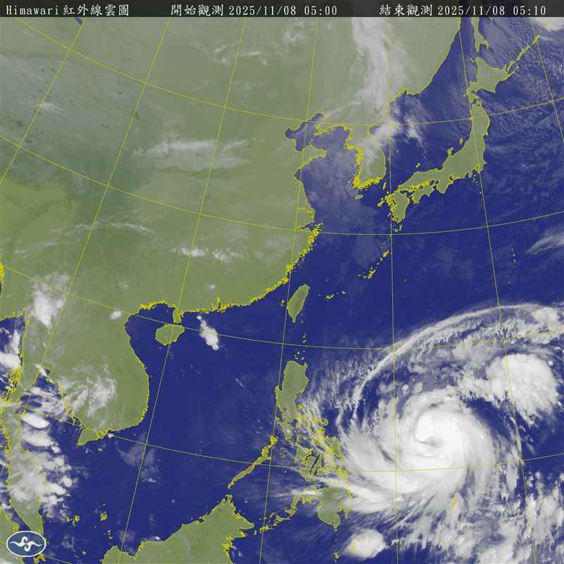 衛星雲圖可見鳳凰颱風增強「長胖一圈」。（圖／中央氣象署）