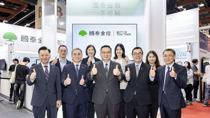 國泰金控以「國泰金融未來城」為策展主題,於「2025台北國際金融博覽會」展現在數位金融轉型上的前瞻實力。前排由左至右依序為國泰世華銀行副總梁明喬、國泰證券資深副總羅壯豪、國泰產險總經理陳萬祥、國泰投信總經理張雍川、國泰人壽執行副總林昭廷;後排由左至右依序為國泰產險經理余奇、國泰人壽副總林佳穎、國泰產險督導吳香妮、國泰世華銀行協理陳麗薰。(圖/國泰金)