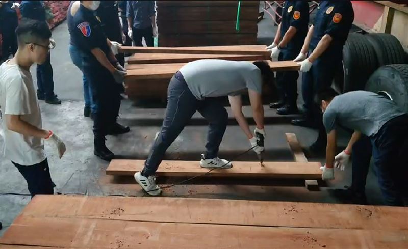 警方當時鑿開木材。（圖／資料照）