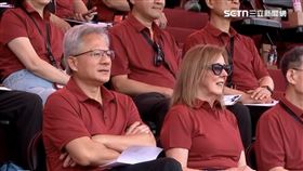 輝達執行長黃仁勳腳上的紙張可能是致詞小秘寶。（圖／三立新聞網）