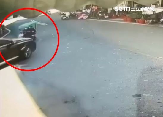 外籍女看護騎電動醫療代步車載99歲嬤回家，路口右轉挨撞，阿嬤頭部受創亡。（圖／翻攝畫面）