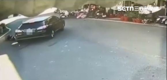 外籍女看護騎電動醫療代步車載99歲嬤回家，路口右轉挨撞，阿嬤頭部受創亡。（圖／翻攝畫面）