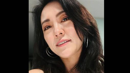 五月天石頭妻超大膽　秀美照只靠頭髮遮點