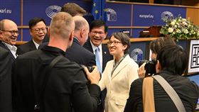 蕭美琴林佳龍現身歐洲議會　與各國議員問候2025年IPAC高峰會在比利時布魯塞爾的歐洲議會召開，副總統蕭美琴在峰會上發表演說，並在外交部長林佳龍陪同下與參加者交流。中央社記者吳柏緯布魯塞爾攝 114年11月8日