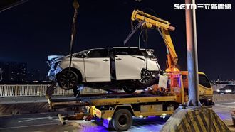 華中橋轎車自撞翻覆　車上6人輕重傷送醫