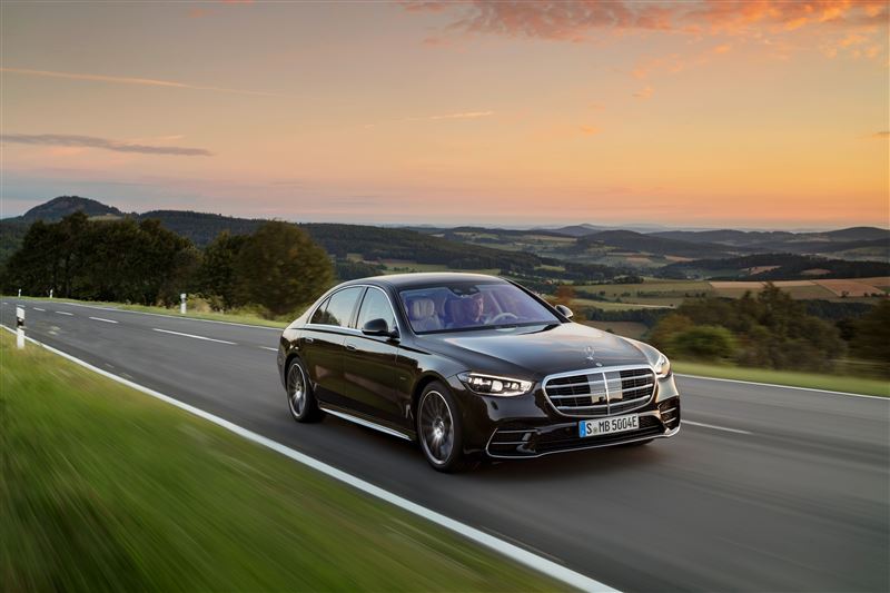 S-Class 全新年式推出「低調奢華」的夜色運動套件專屬選配套件。（圖／Mercedes-Benz提供）