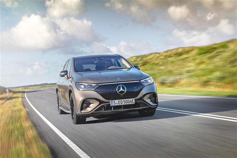 Mercedes-Benz 純電休旅 EQE SUV 動力再升級，純電駕馭更強勁。（圖／Mercedes-Benz提供）