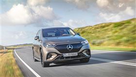 Mercedes-Benz 純電休旅 EQE SUV 動力再升級，純電駕馭更強勁。（圖／Mercedes-Benz提供）