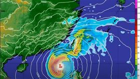 鳳凰颱風預估下週三（12日）至週四（13日）最接近台灣。（圖／取自天氣風險 WeatherRisk臉書）