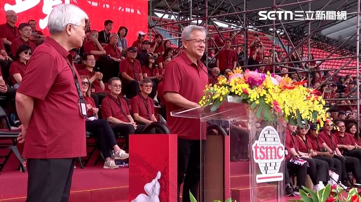 黃仁勳參加台積電運動會，被台積電董事長魏哲家（左）敦促用中文發表致詞演說。（圖／資料照）
