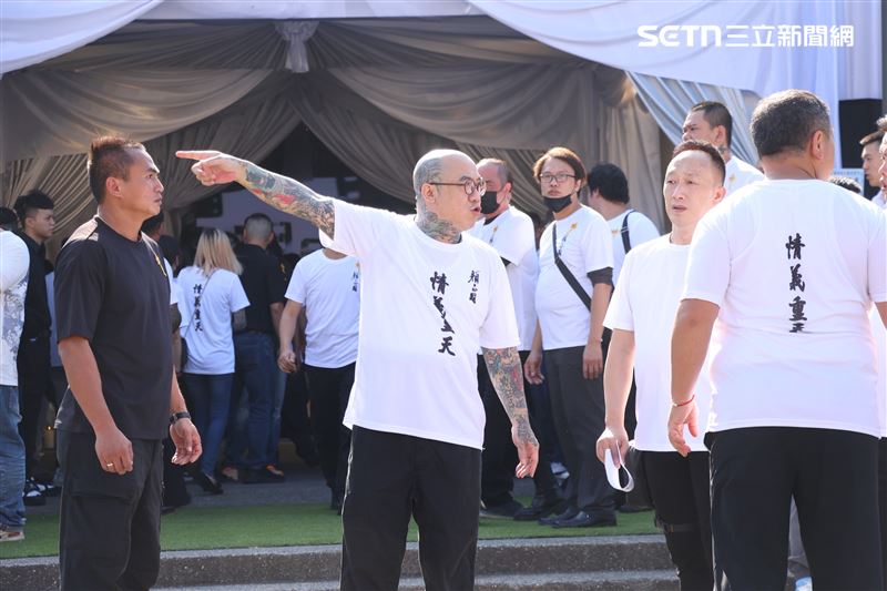 鋼鐵爸衣服上寫著「情義重天」、「堅持做對的事」。（圖／記者鄭孟晃攝影）