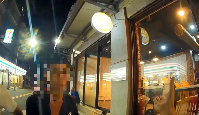 警方將沈男攔下後進行盤查。（圖／翻攝畫面）