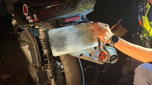 騎士黏「假車牌」犯1罪…下場比開罰嚴重