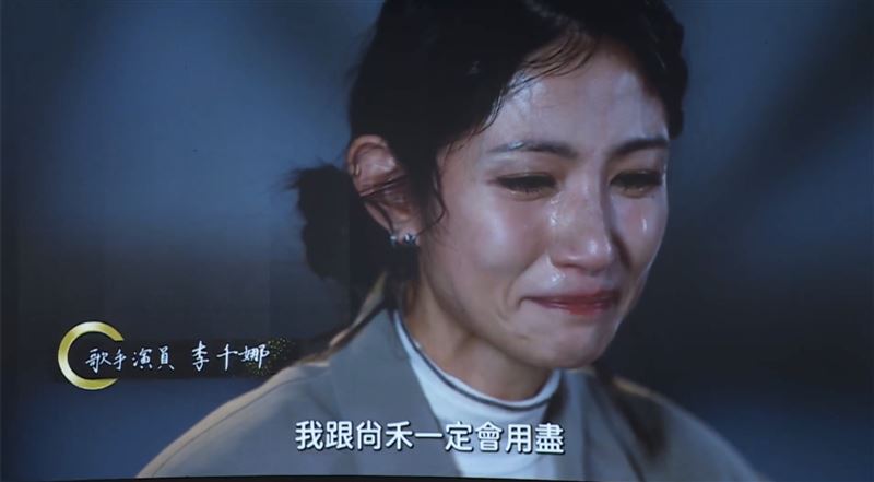 李千娜哭到妝全花了。（圖／翻攝自顏正國臉書）