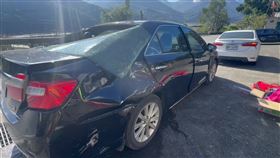 宜蘭台七線90.7公里處今天（8日）上午9時許發生一起意外，一輛小客車行經該路段時，突然遭遇邊坡落石，小客車的後擋風玻璃被砸中破裂、車身受損