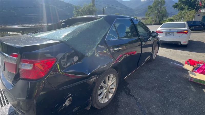 一輛小客車被落石砸中車身受損。（圖／翻攝畫面）