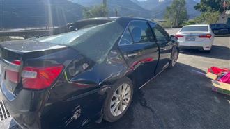 台7線落石砸車　擋風玻璃破大洞駕駛驚逃