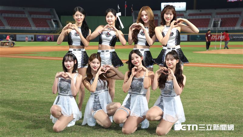 韓職KT巫師啦啦隊「Lady Wiz」成員申洗晞（後排左起）、金韓璱、金海莉、李今珠、鄭熙靜（前排左起）、李藝斌、金吉娜和李瑞允。（圖／記者劉彥池攝影）