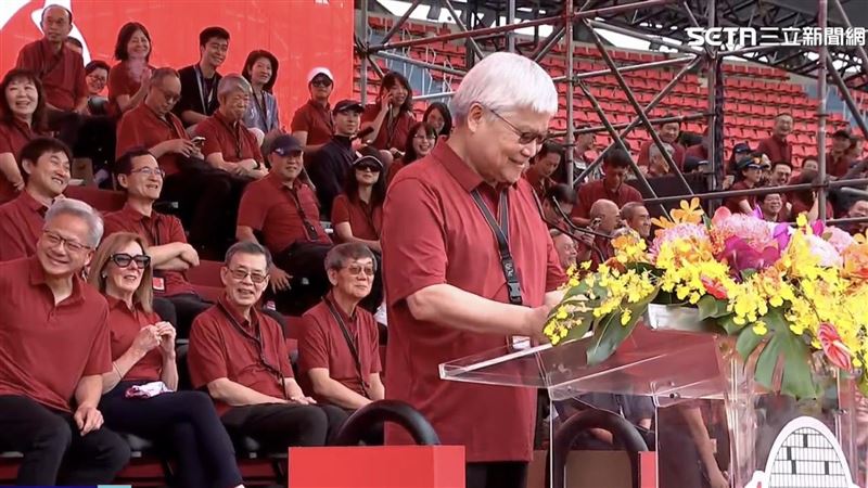 台積電董事長魏哲家親自於場外迎接黃仁勳，兩人會面時熱情寒暄，充分展現台美科技兩強深厚友誼，魏哲家也很高興黃能來參與盛會。（圖／三立新聞網）