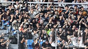 球迷拍攝韓職KT巫師啦啦隊「Lady Wiz」，人群中驚見樂天桃猿應援團長Rina。（圖／記者劉彥池攝影）