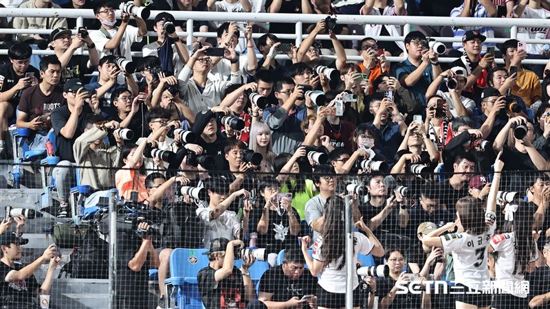 球迷拍攝韓職KT巫師啦啦隊「Lady Wiz」，人群中驚見樂天桃猿應援團長Rina。（圖／記者劉彥池攝影）