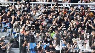 砲哥搶拍KT巫師啦啦隊　她用眼看竟成亮點