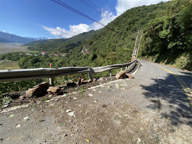 宜蘭台七線90.7公里處發生落石砸車意外。（圖／翻攝畫面）