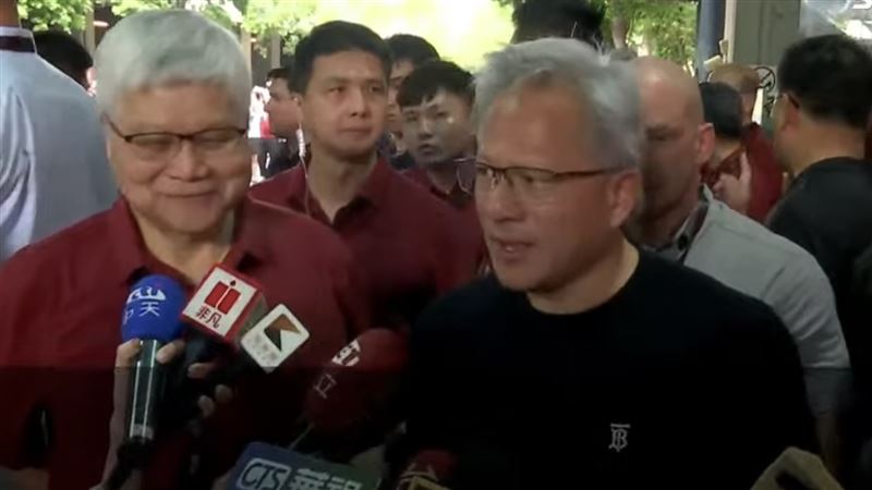 黃仁勳參加台積電運動會後，隨即準備返回美國前與台積電董座魏哲家共同受訪。（圖／三立新聞網）
