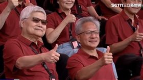 黃仁勳與台積電董座魏哲家在運動會一起比讚。（圖／三立新聞網）
