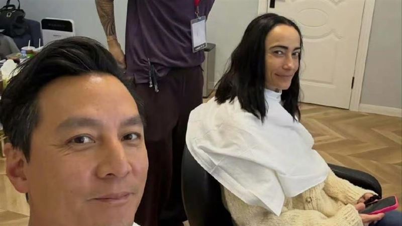 吳彥祖同框愛妻　夫妻臉震撼網：一模一樣