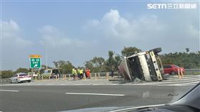 水泥預拌車翻覆竹崎交流道出口，目前傷亡狀況不明，國道警方正在全力善後中。（圖／記者陳弘逸攝影）
