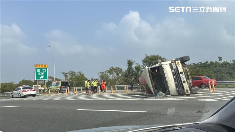 水泥預拌車翻覆竹崎交流道出口，目前傷亡狀況不明，國道警方正在全力善後中。（圖／記者陳弘逸攝影）